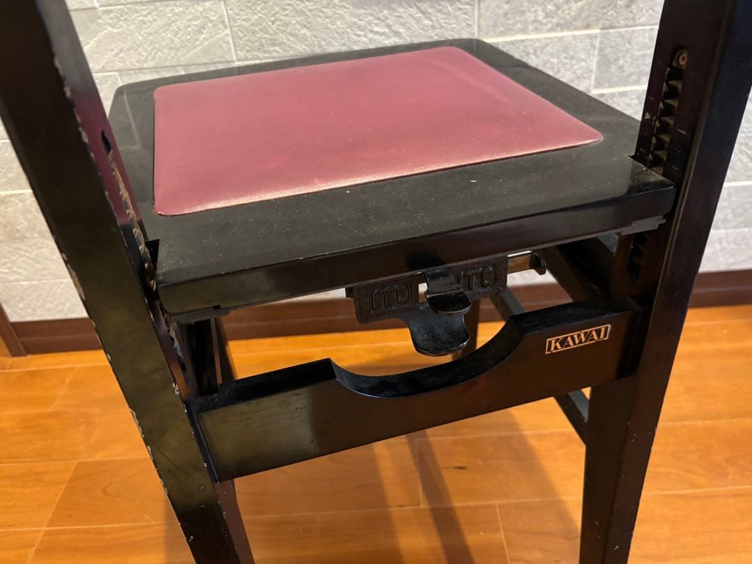 黒い木製椅子 紫座面