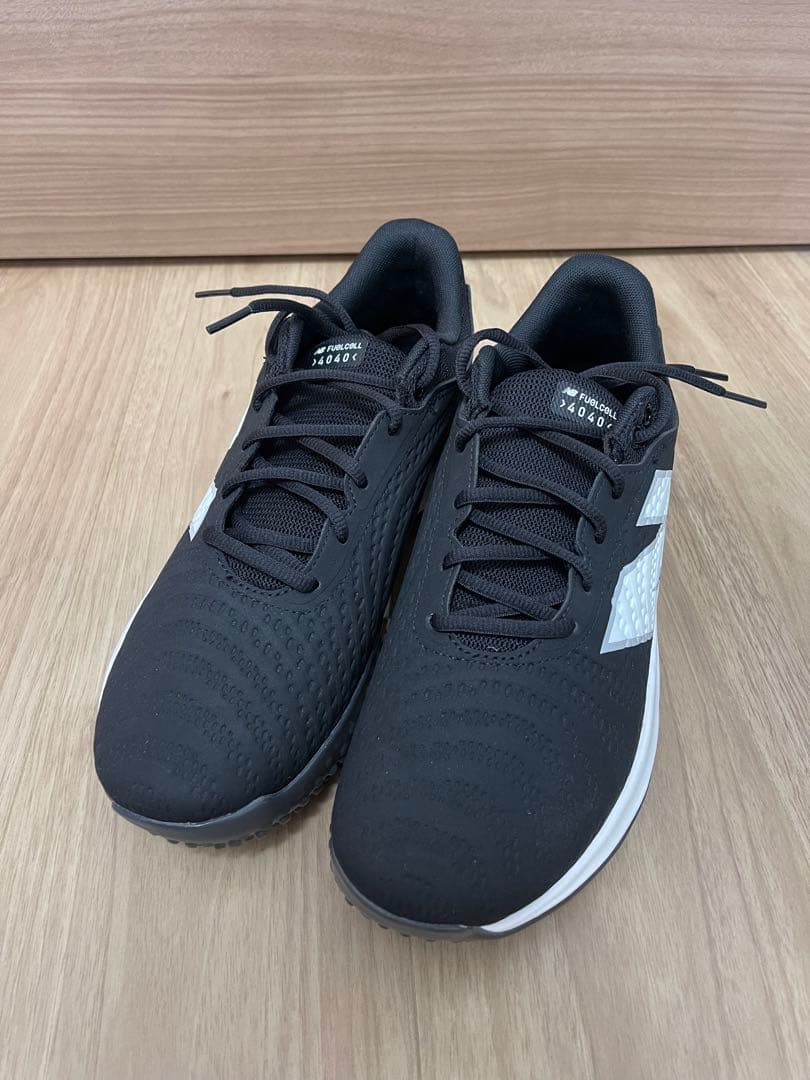 New Balance FuelCell 4040v7 Turf トレーナー