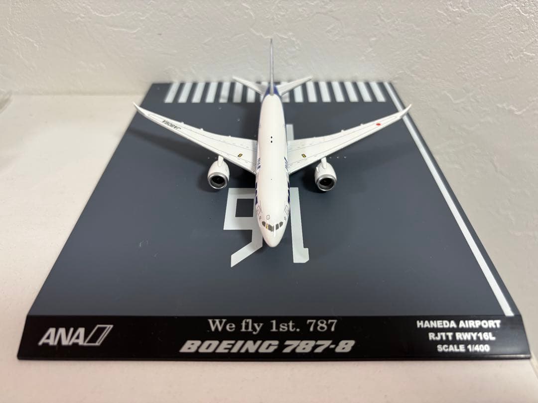 【完成品】ANA787-8 滑走路付き　1/400