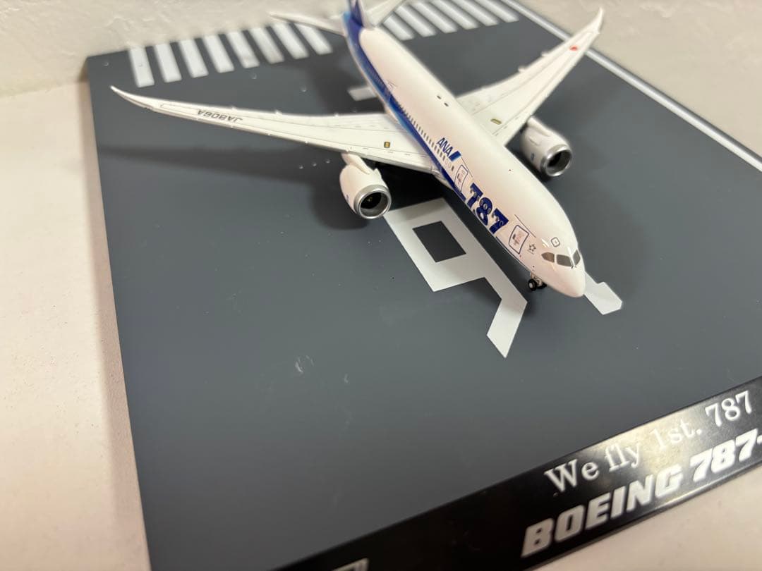 【完成品】ANA787-8 滑走路付き　1/400
