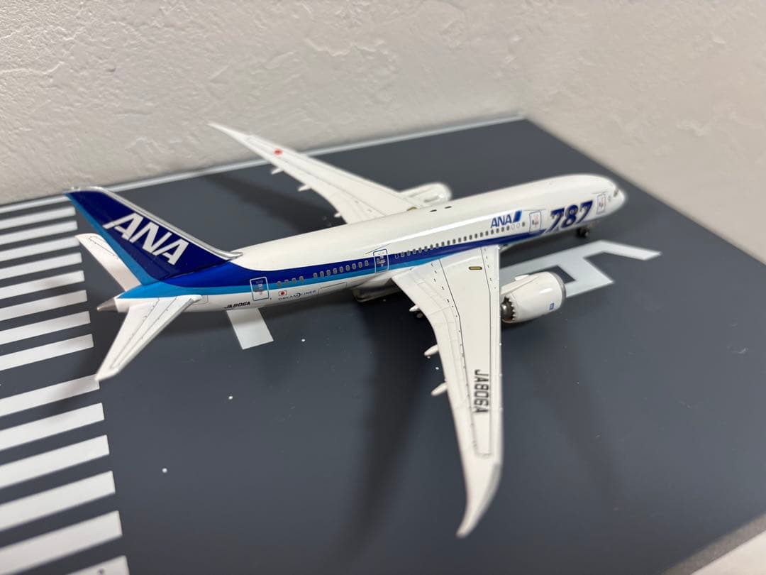 【完成品】ANA787-8 滑走路付き　1/400