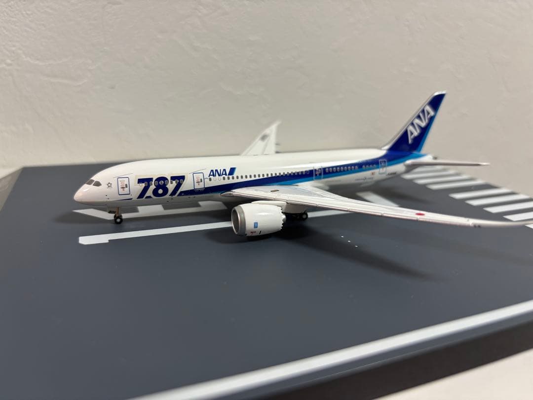 【完成品】ANA787-8 滑走路付き　1/400
