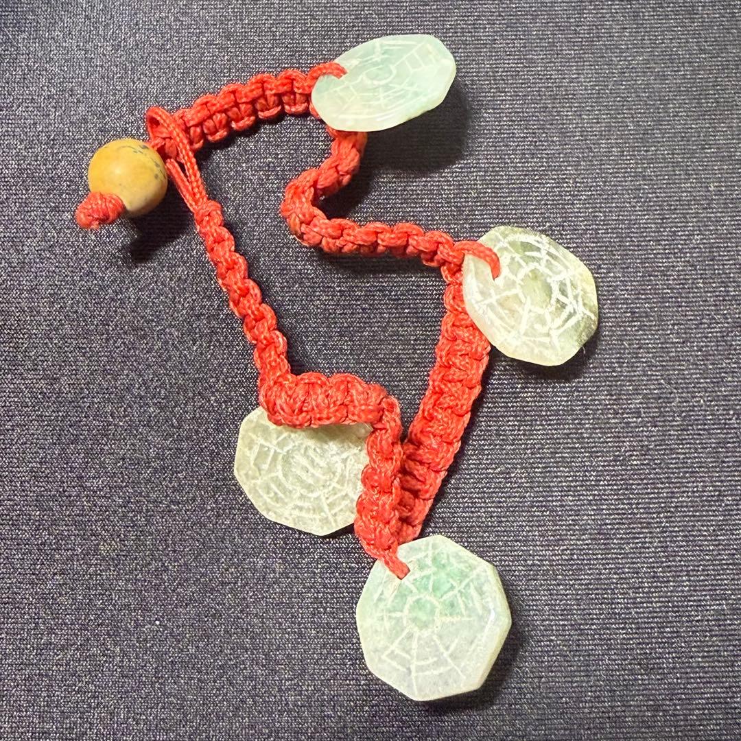本翡翠 八卦彫刻 根付 開運 厄除け 魔除け 風水 赤紐 手彫り アンティーク