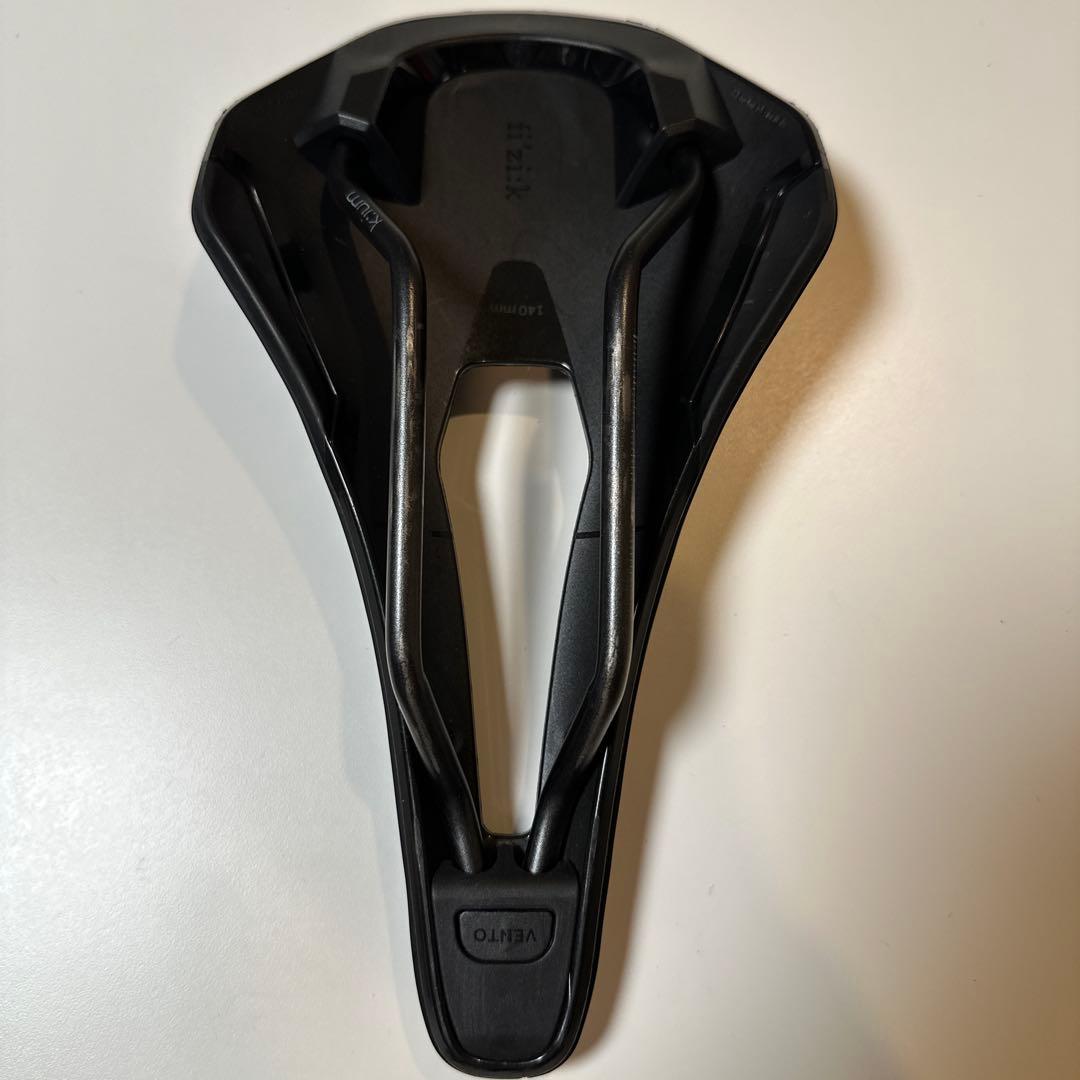 フィジーク fi’zi:k VENTO ARGO R3 (140ミリ) サドル