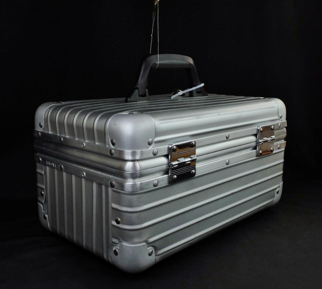 リモワ 廃番956.38『Savannah』アルミ・ビューティケース 鍵付・安全