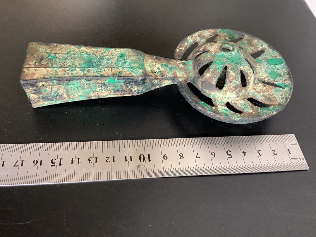 青銅の鑾　鈴　青銅製の古い装飾的な道具　緑青　高さ約17cm 320g