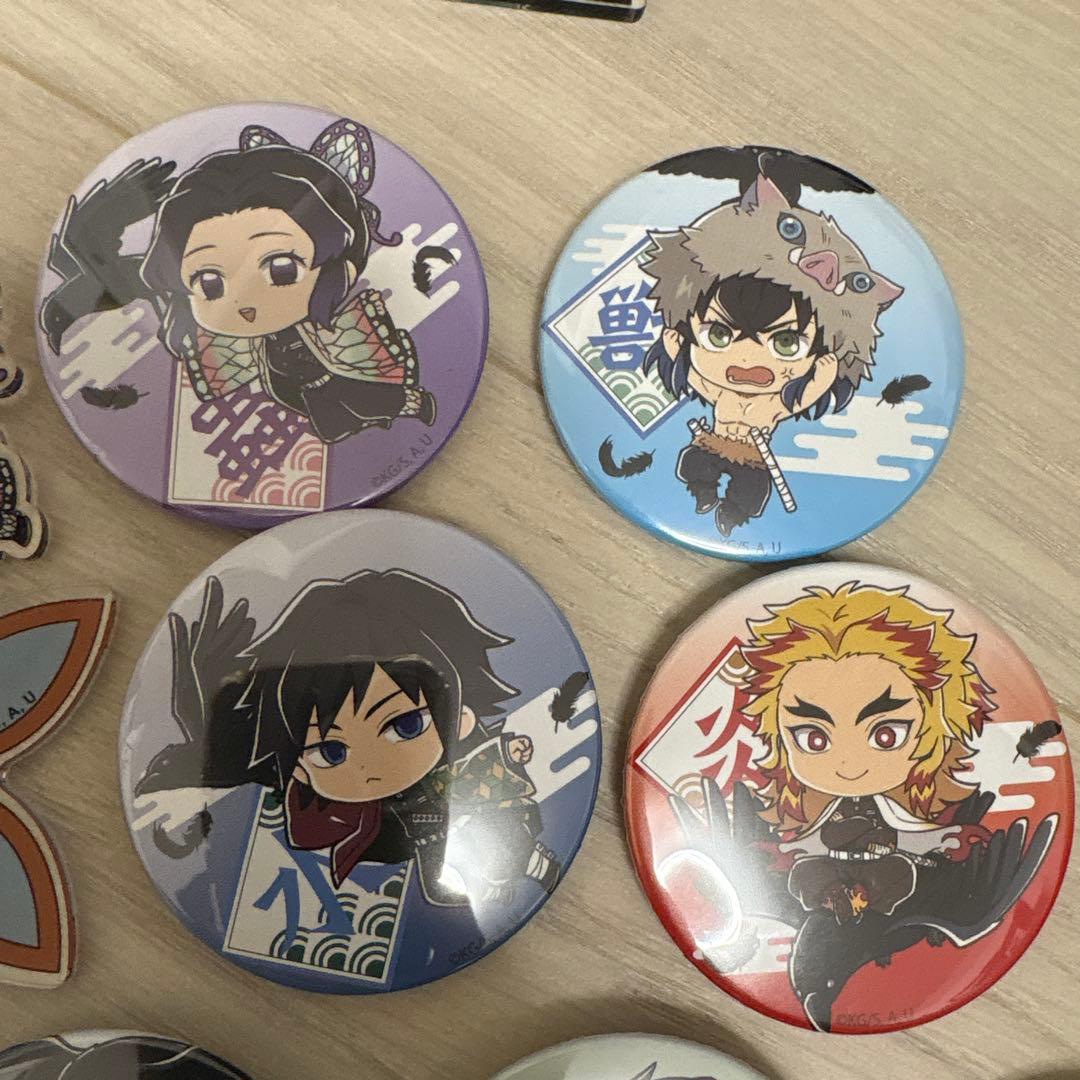 鬼滅の刃　まとめ売り　鎹烏運ばれ隊士コンプリート　アクリルスタンド　缶バッジ