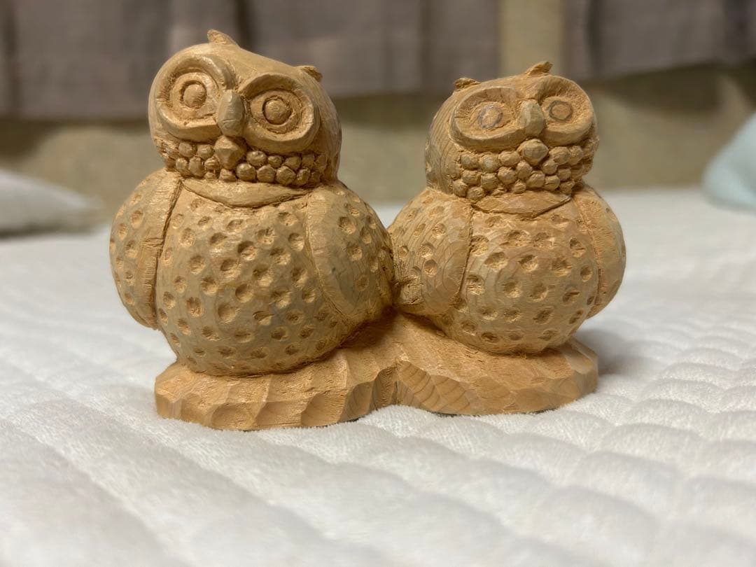 木製フクロウの彫刻 二羽セット 約10センチ
