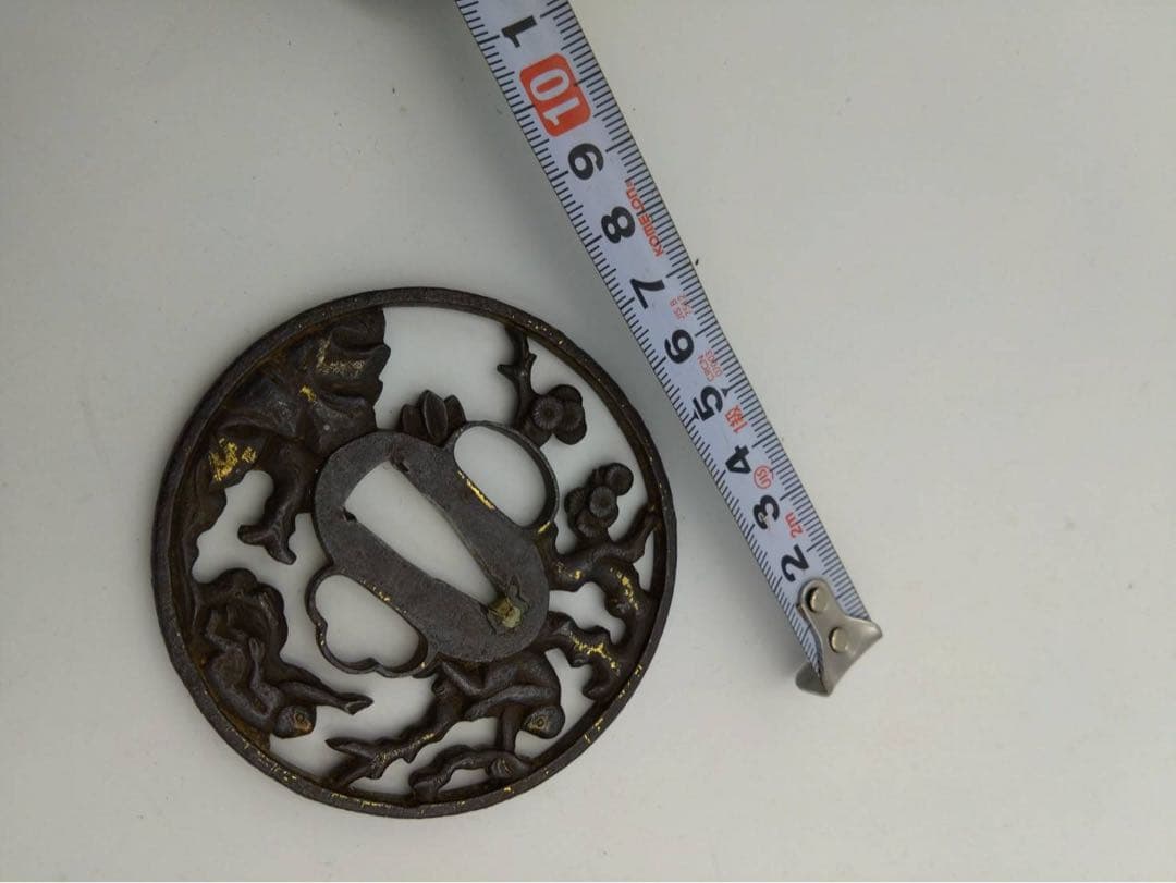 時代物 鍔(つば)鉄製 猿尽くし 動物 透かし彫り仕上げ 鍔専用 桐箱入り品