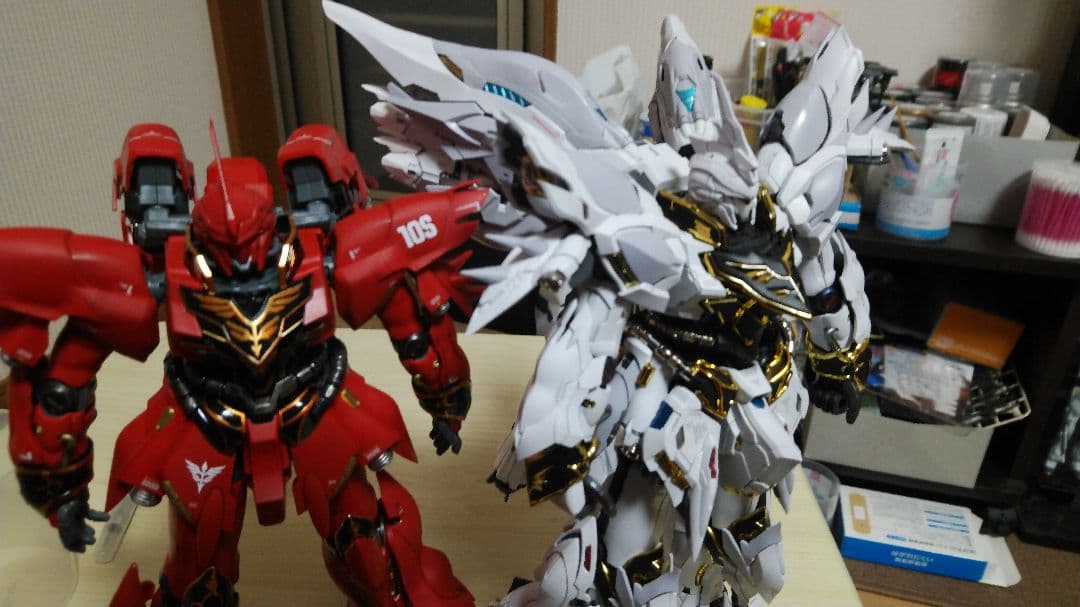 オマケ付き！〈完成品〉海外キットシナンジュ似真紅の三倍速白狼Ver.