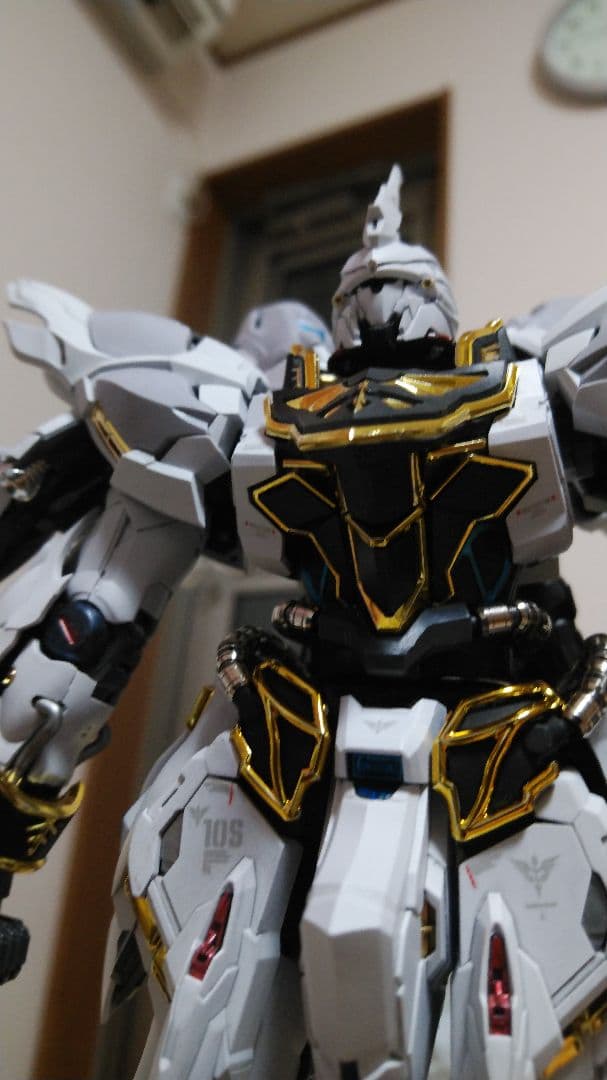 オマケ付き！〈完成品〉海外キットシナンジュ似真紅の三倍速白狼Ver.