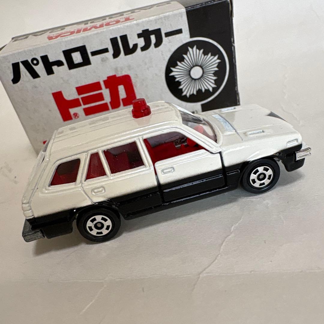 トミカ パトロールカー 白黒