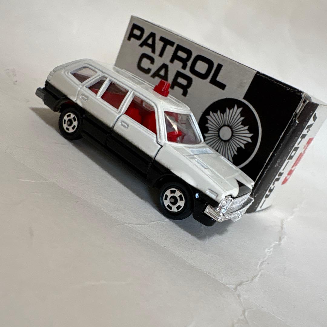 トミカ パトロールカー 白黒
