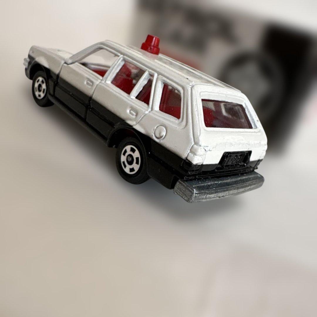 トミカ パトロールカー 白黒