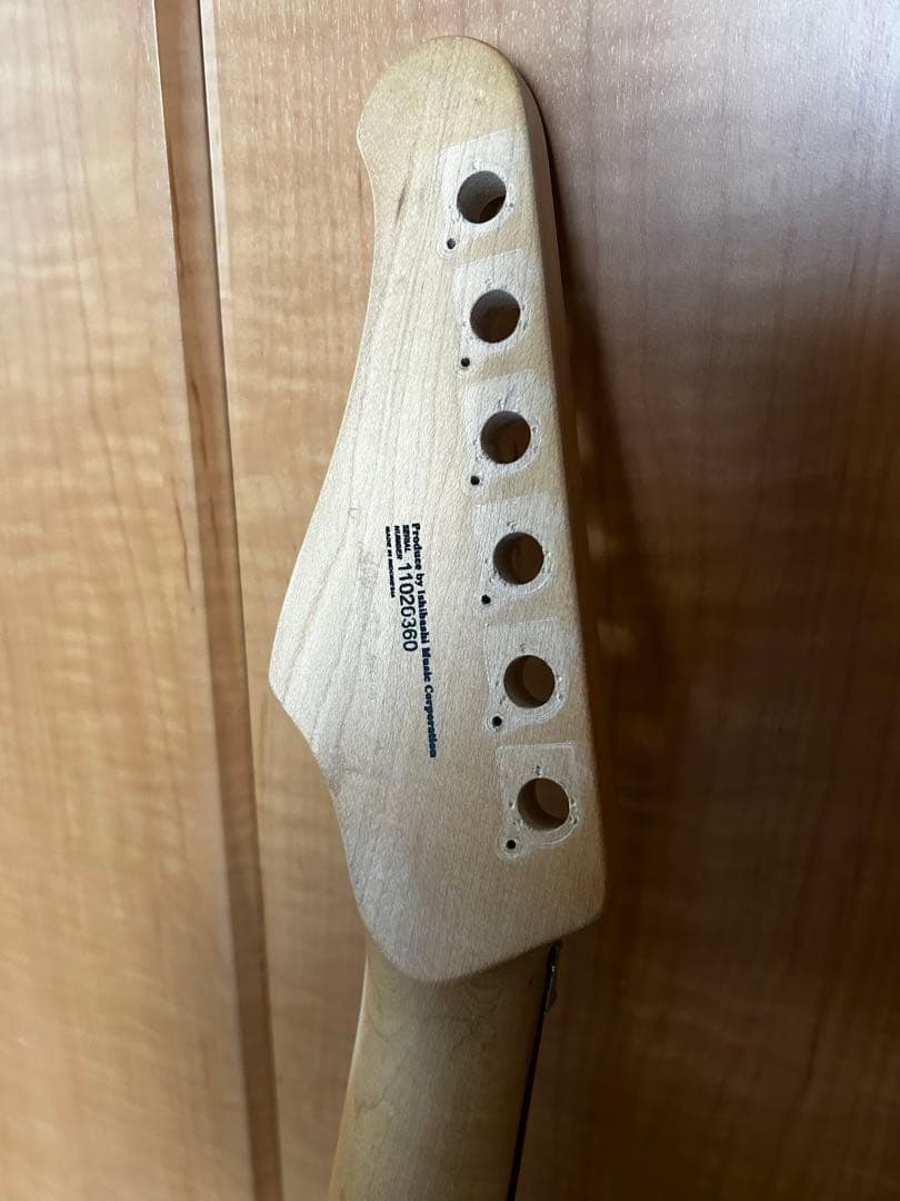 ミュージックマン風　カスタム抜け殻ギター