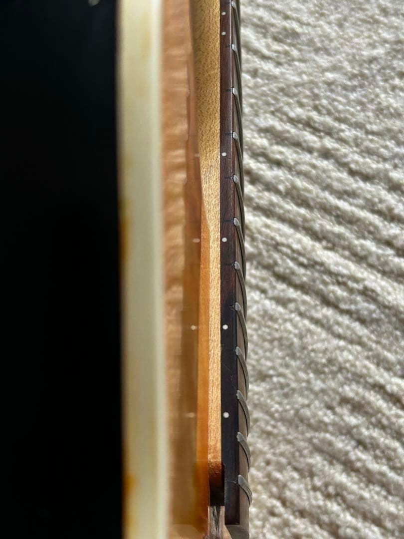 ミュージックマン風　カスタム抜け殻ギター