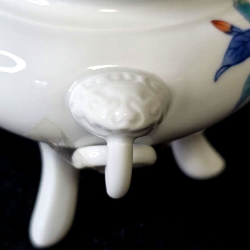 鍋島焼 大秀窯 香炉 色絵 草花文 透かし蓋 遊環双耳 三足 獅子掴み 有田焼