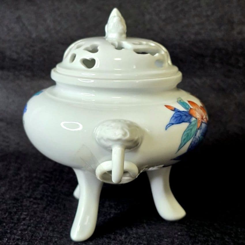 鍋島焼 大秀窯 香炉 色絵 草花文 透かし蓋 遊環双耳 三足 獅子掴み 有田焼