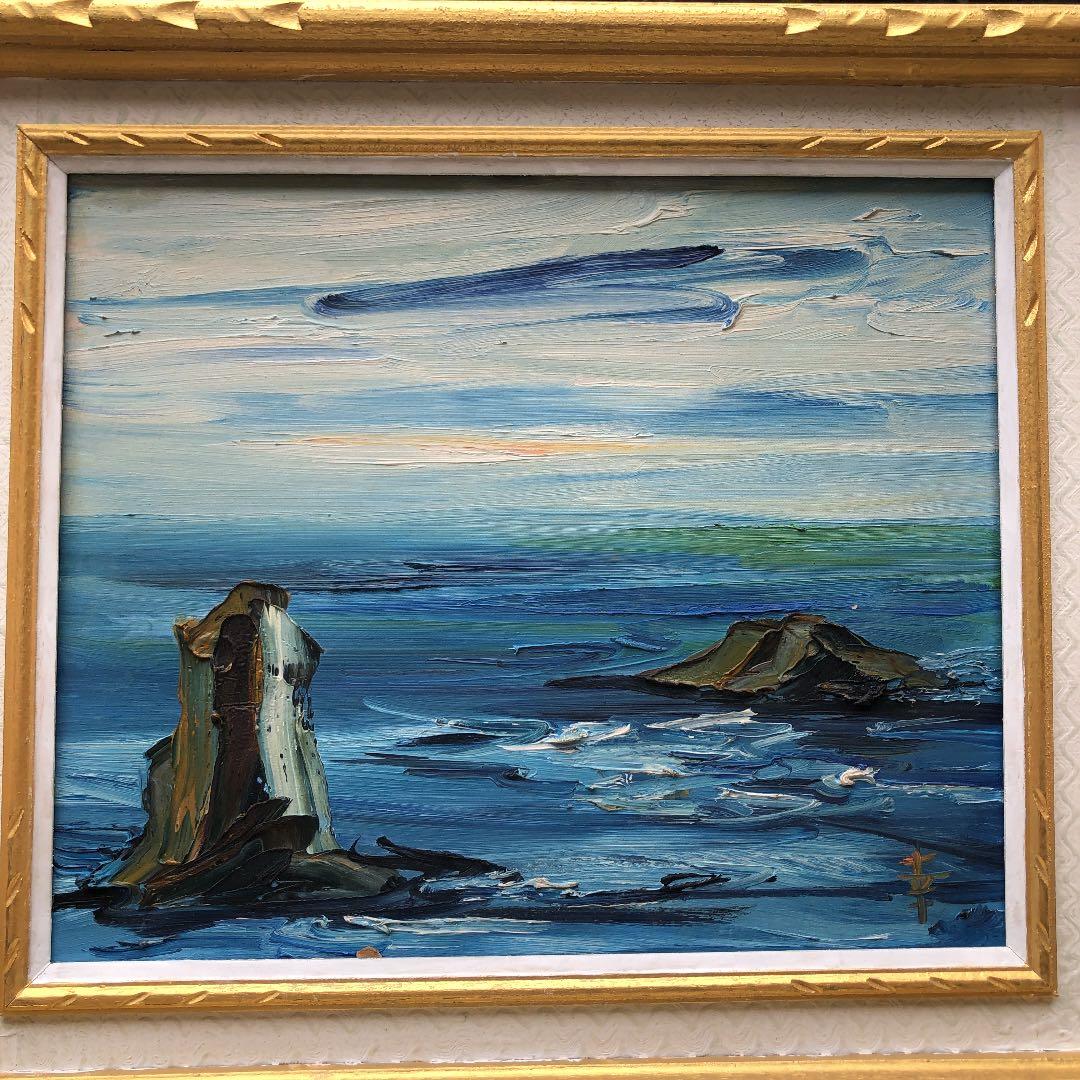 海上に２つの巌岩，男島、女島中央、左右，下部に流れる波の表現