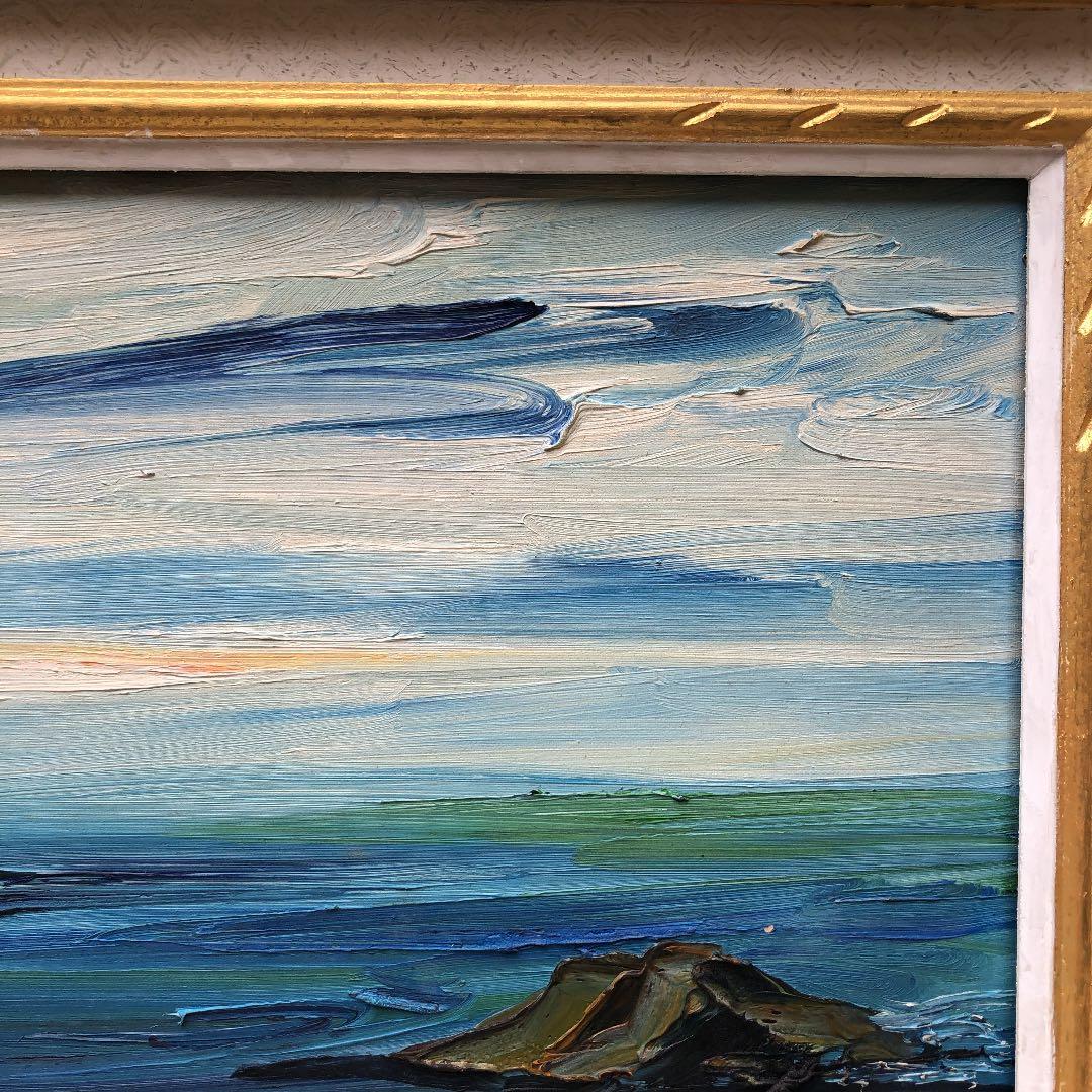 海上に２つの巌岩，男島、女島中央、左右，下部に流れる波の表現