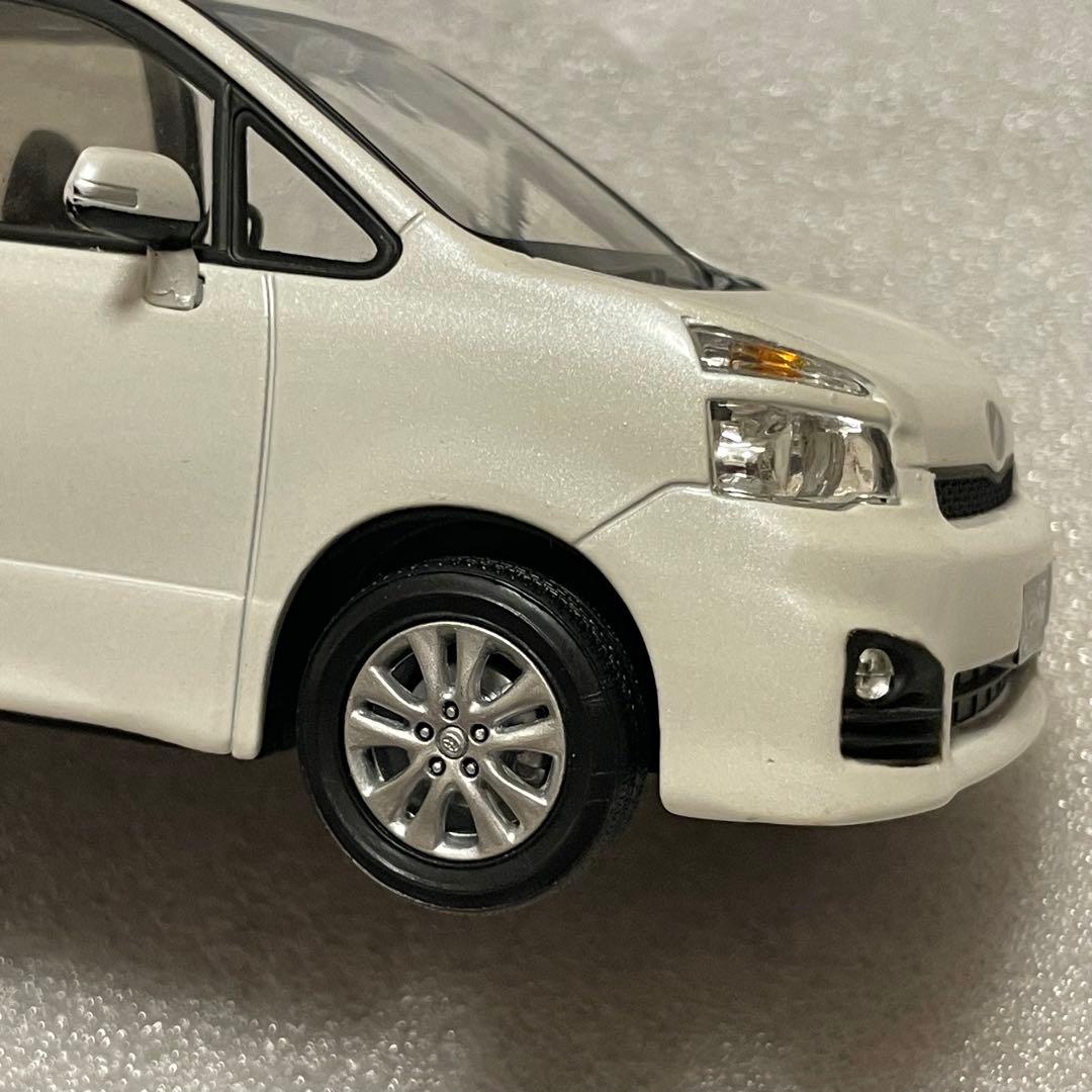 カラーサンプル　トヨタ　ヴォクシー　70系　パールホワイト