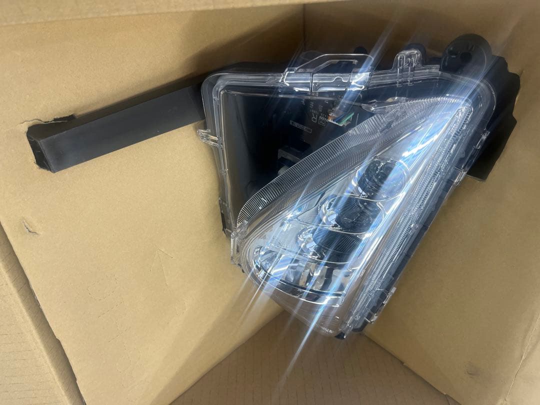 ５０　プリウス　右側　新品　フォグランプ　右側