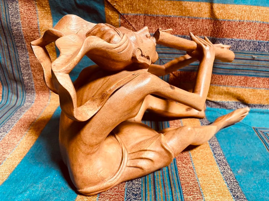 手彫りのフルート奏者　インドネシア