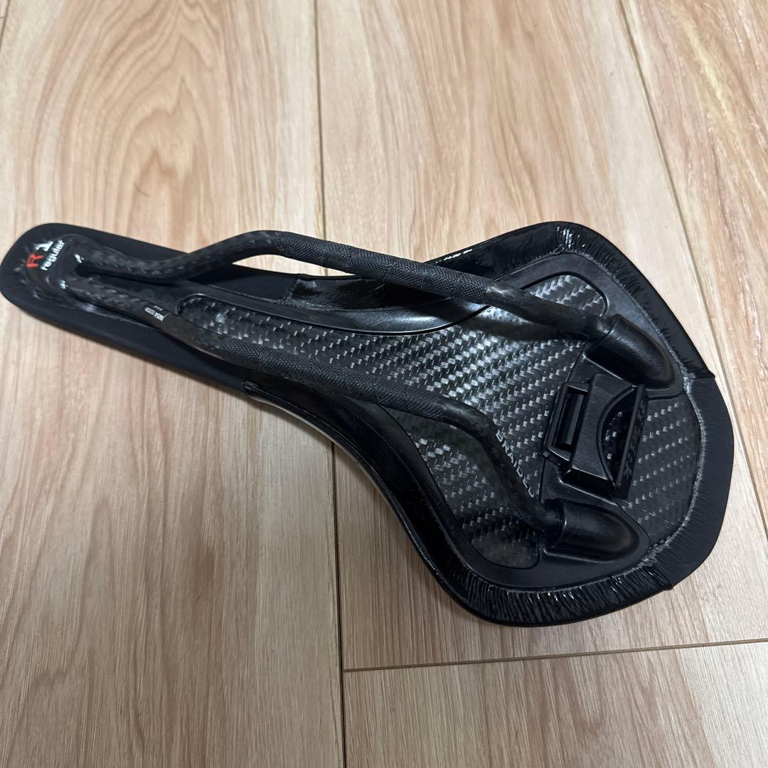 FIZIK ANTARES R1 サドル 黒 カーボンファイバー