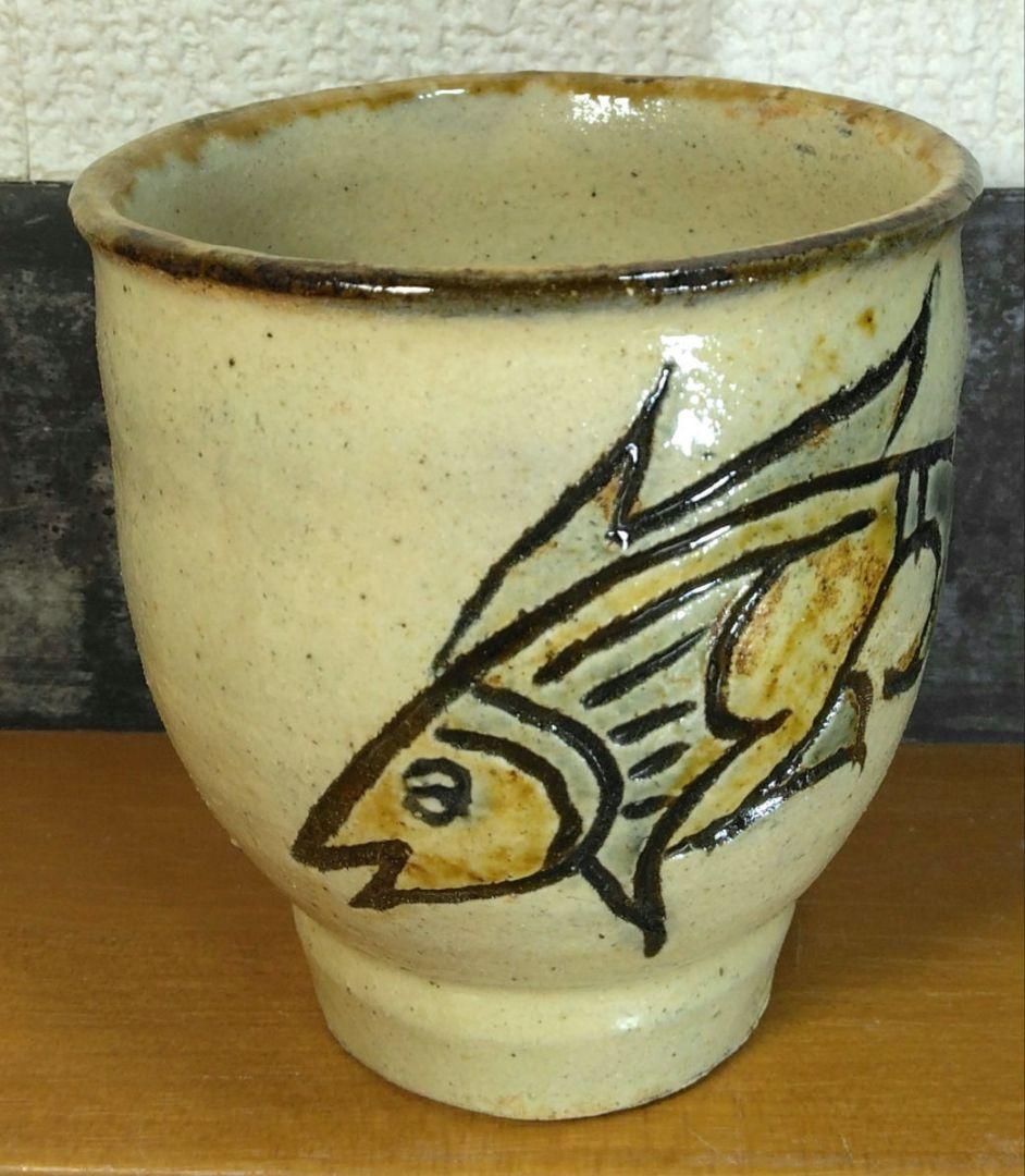 人間国宝 金城次郎 壷屋焼湯呑(笑魚紋湯呑）栞 共箱 美品 壺屋焼 上作