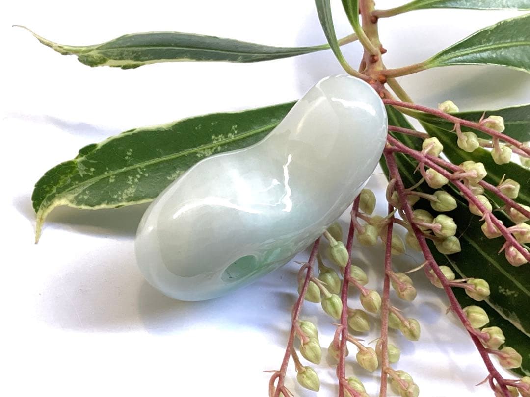 ✳ premium一流の勾玉‼️格上の糸魚川翡翠‼️味身色合い抜群　淡いラベンダー