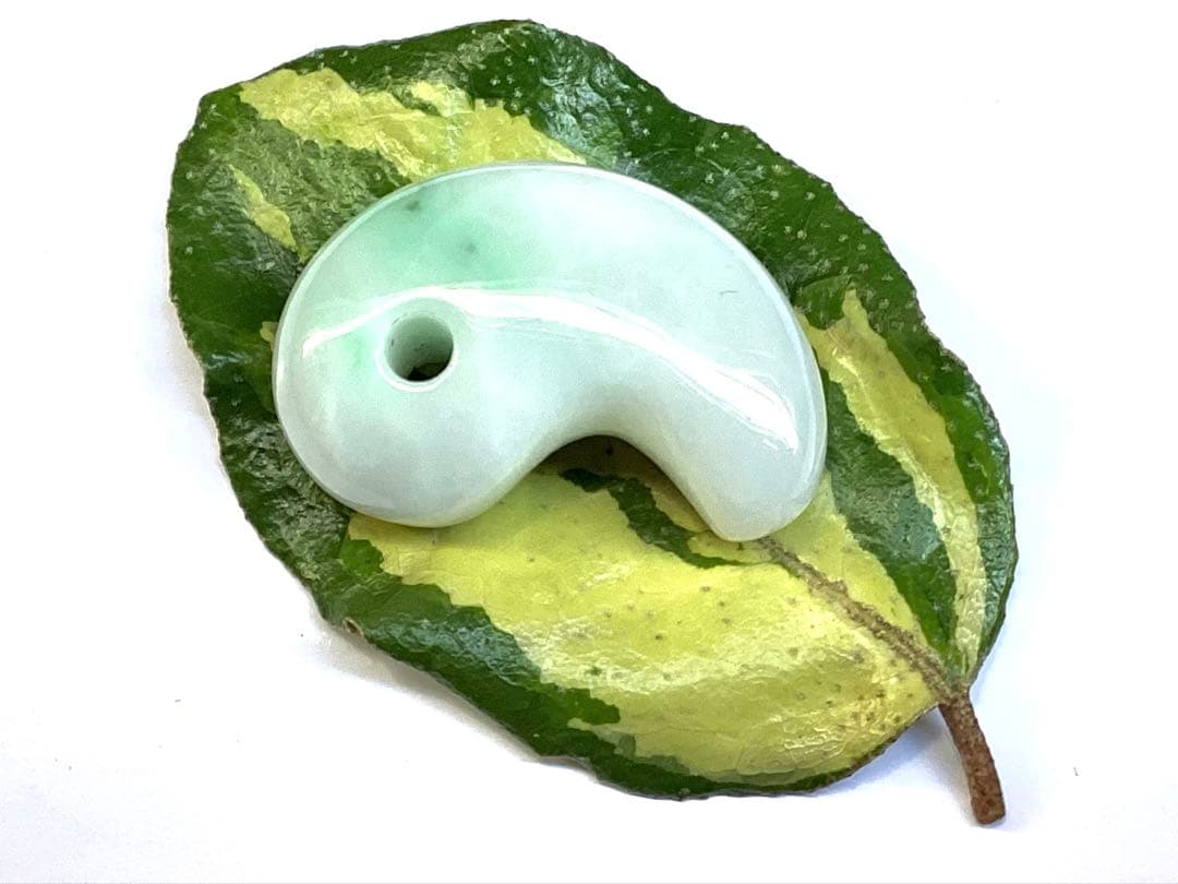 ✳ premium一流の勾玉‼️格上の糸魚川翡翠‼️味身色合い抜群　淡いラベンダー