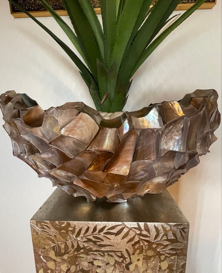 ドン・シェル・メタルウェアの鍾乳石花瓶スタンドとアロエの花瓶