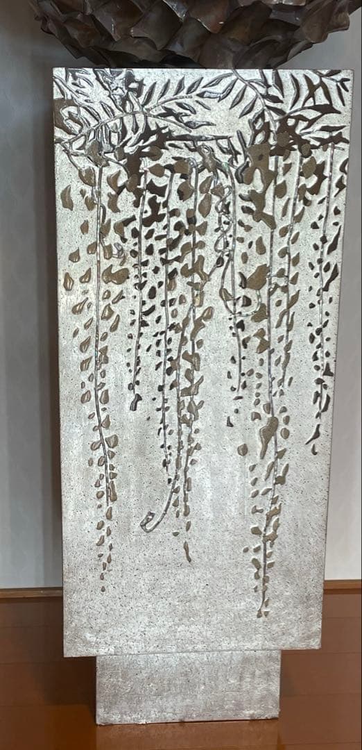 ドン・シェル・メタルウェアの鍾乳石花瓶スタンドとアロエの花瓶