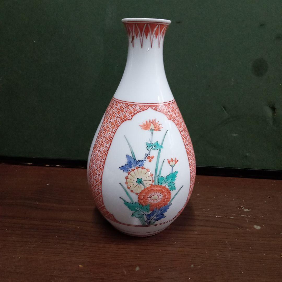 花、花瓶 十三代柿右衛門作、サイズ高２１センチ、横１１センチ、