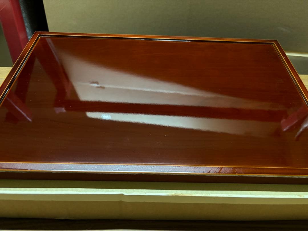 新品 花模様の漆器 お盆 深い赤色 持ち手付き 長手盆 金粉