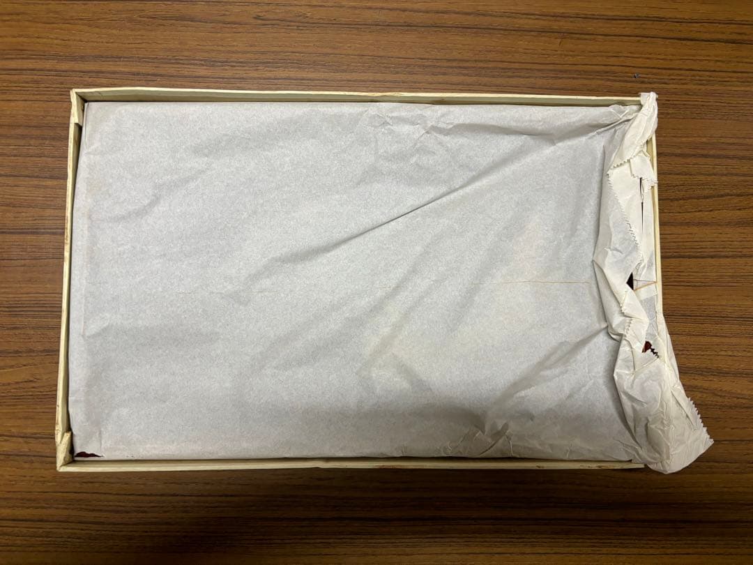 新品 花模様の漆器 お盆 深い赤色 持ち手付き 長手盆 金粉