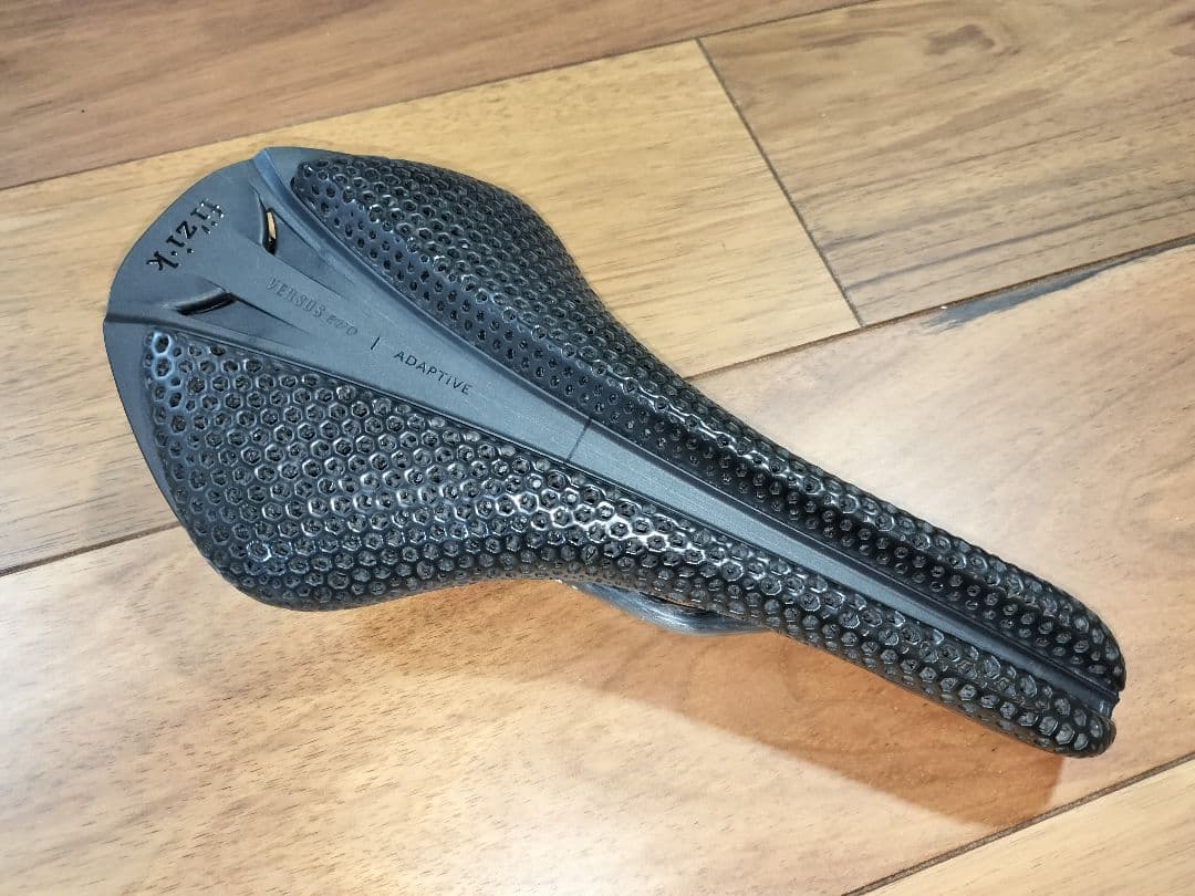 fi'zi:kサドルANTARES VERSUS EVO R1 ADAPTIVE