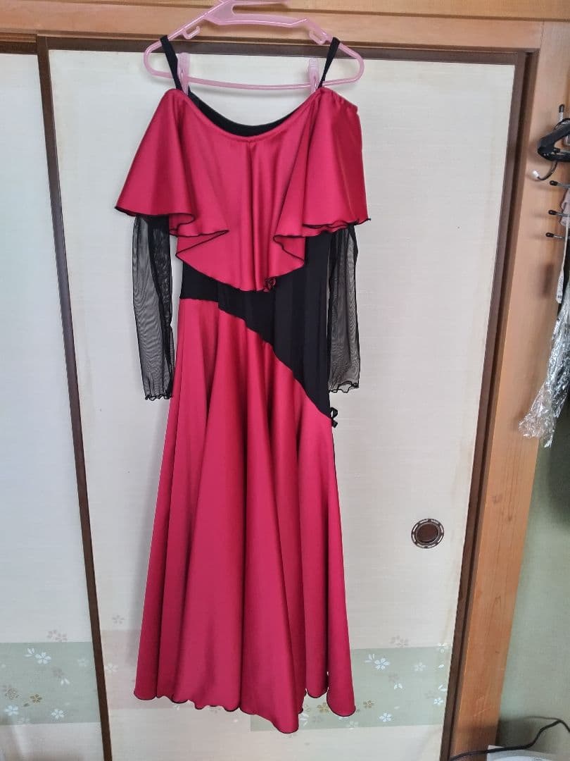 赤と黒の社交ダンスドレス