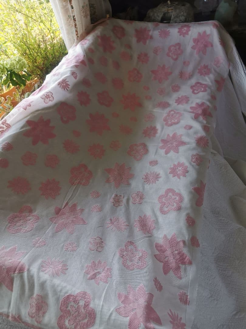 アンティーク ノッティンガムマドラスレース 浮かぶ桜色の花々 幅広カーテンパネル