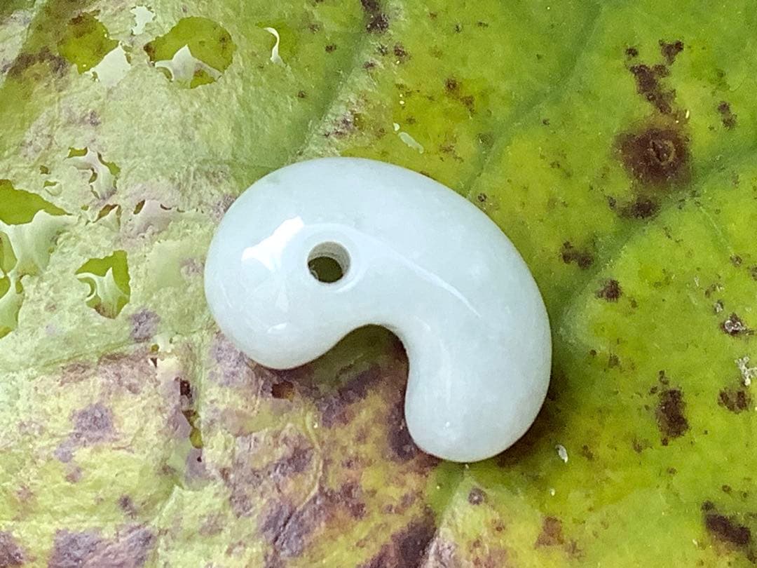 ✳天啓‼️ 極上糸魚川翡翠勾玉アイスジェイド*氷　一生もの　御守り　鑑定鑑別書付‼️