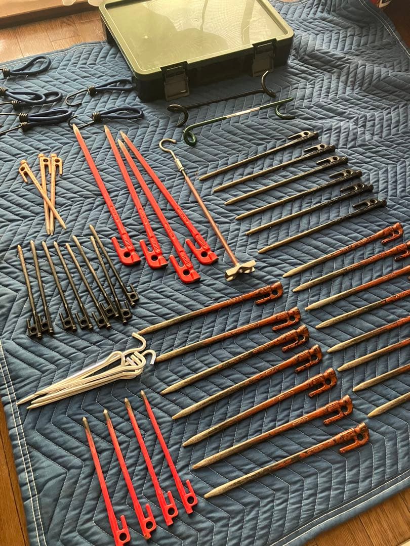 テント設営用ペグセットと収納ケース