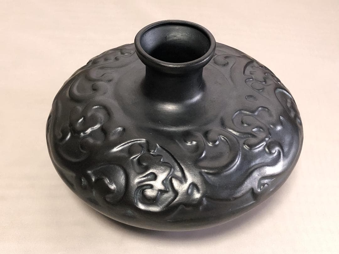 【 仇志海（Qui Zai Hai）作　唐草文黒陶瓶 】　証書付