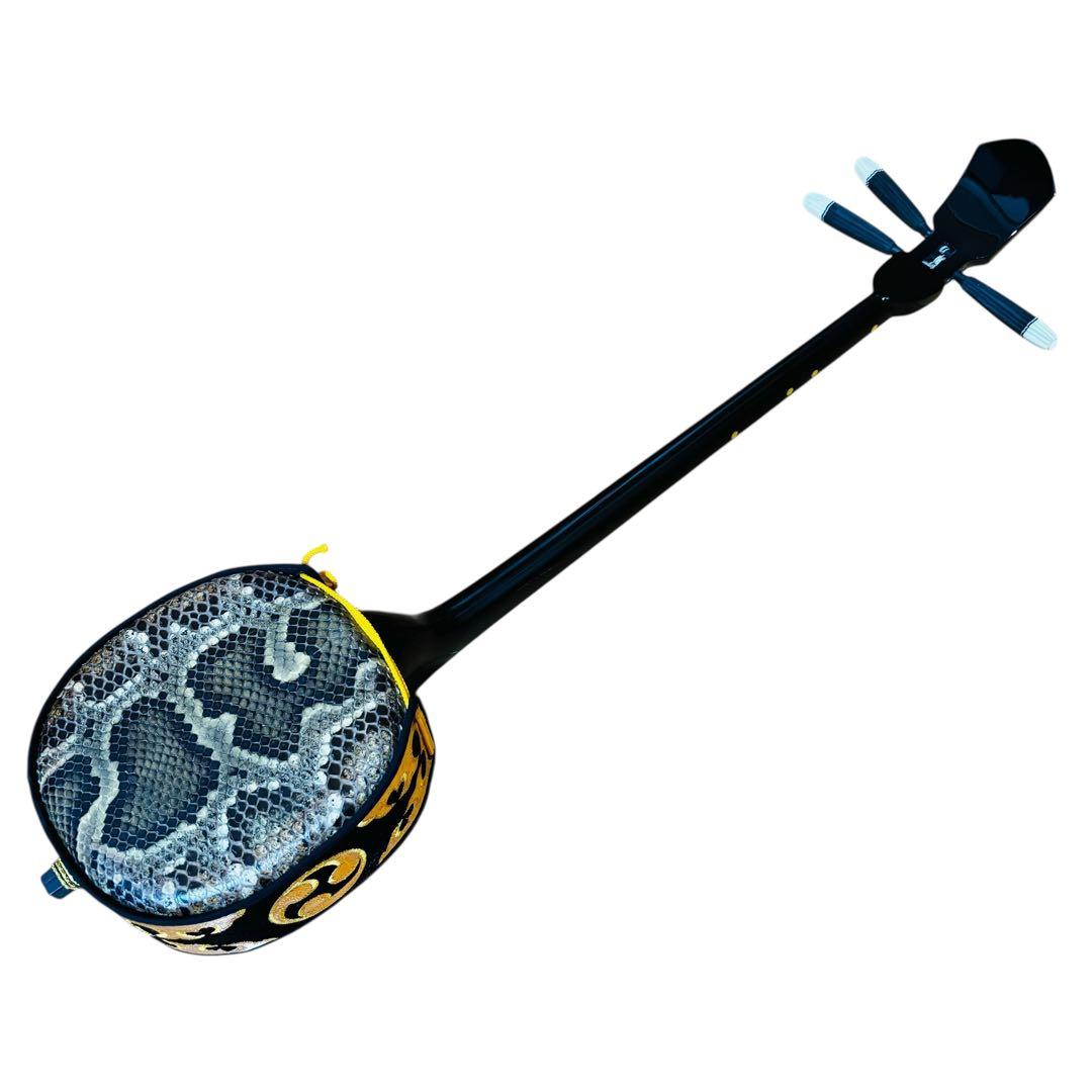 三線 蛇皮調 真壁型 黒塗り棹 ケース付き（付属品あり）