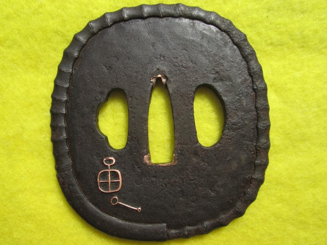 江戸期作　鍛鉄撫で四角形鍔　馬具道具の図　象嵌　責金　耳は竹鞭　音色抜群