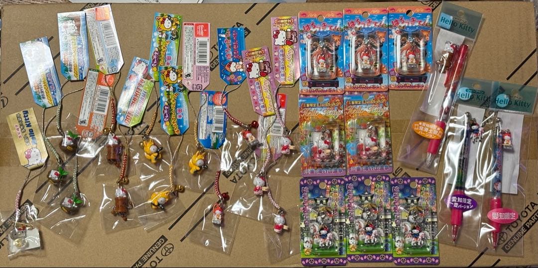 ご当地限定　ハローキティ ストラップ　チャーム うちわ　タオル　30個セット