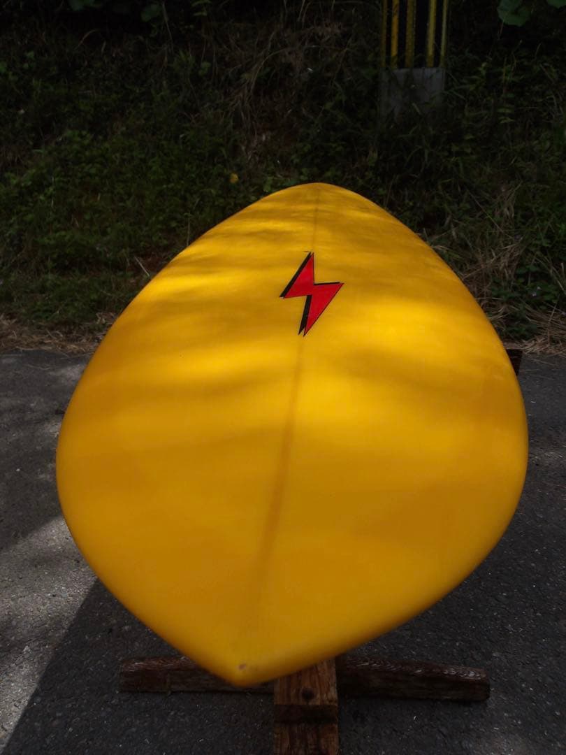 黄色いサーフボード　ライトニングボルト　ミッドレングス6'9