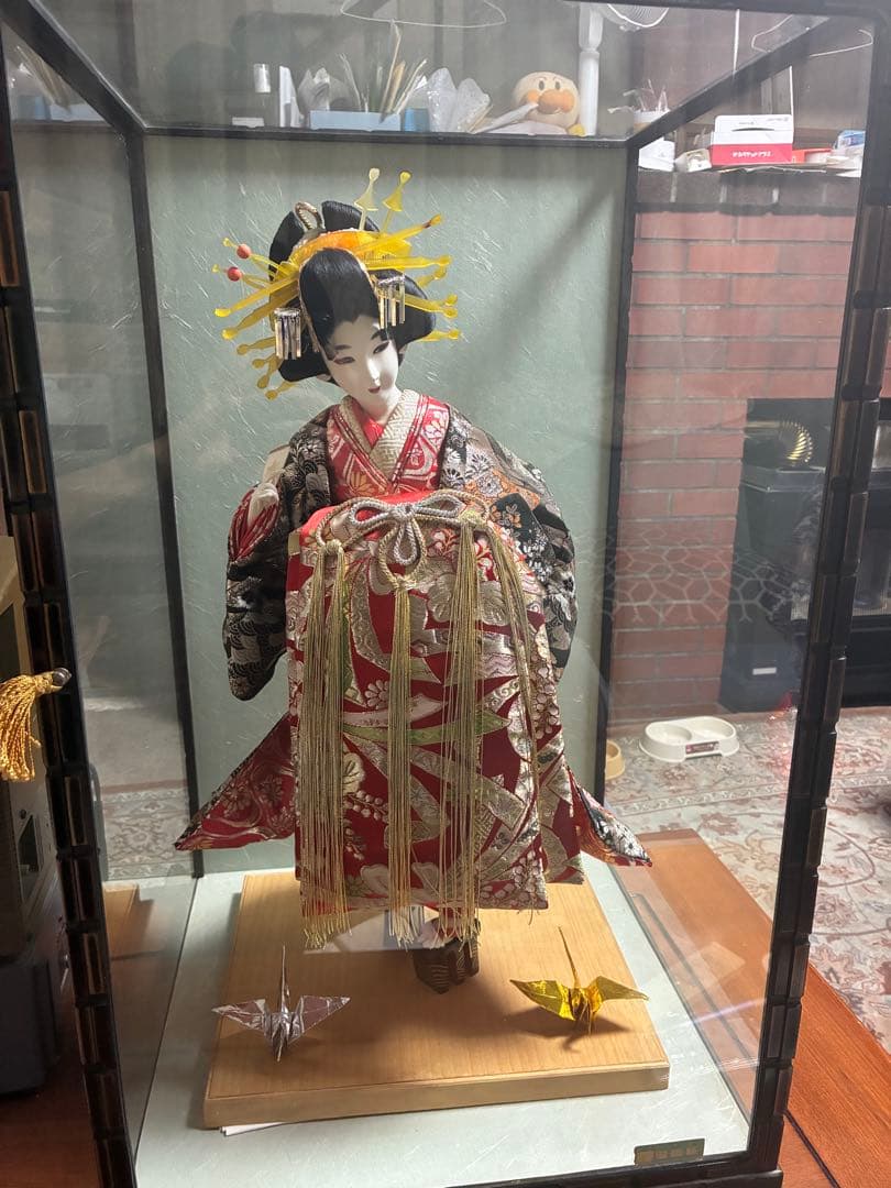 花魁 尾山人形 赤・黒・金の衣装ガラスケース付き 日本人形