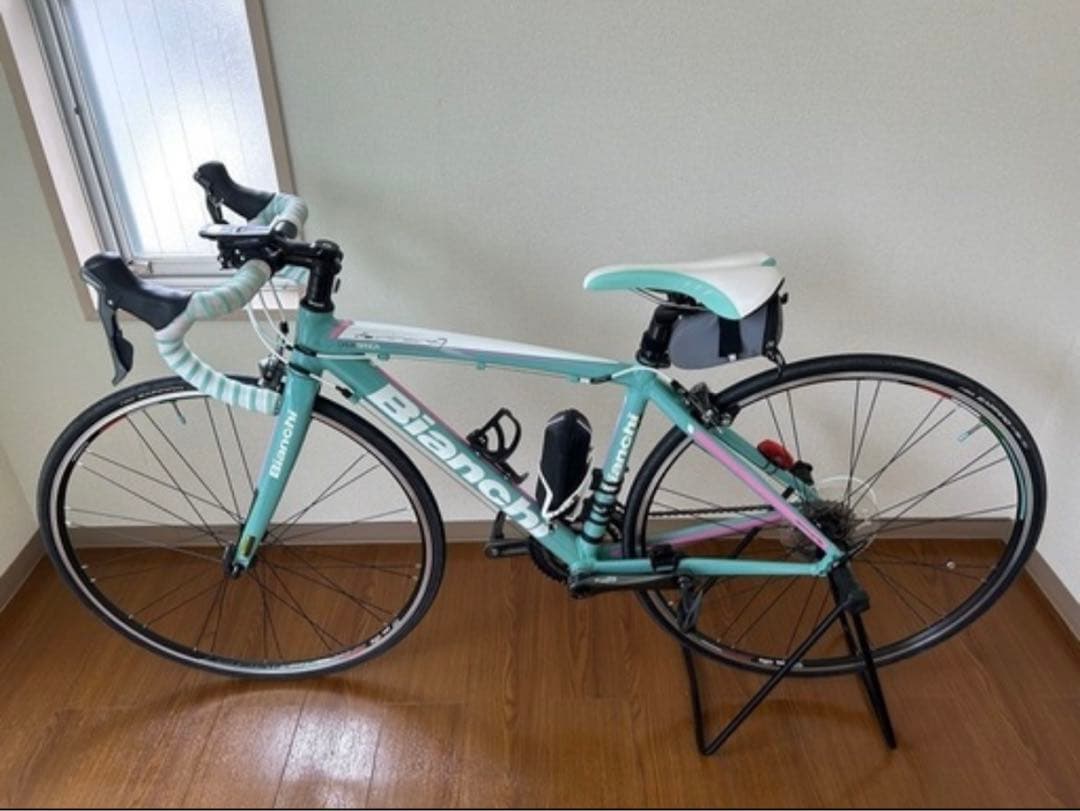 美車　ビアンキ(レディースモデル)ロードバイク　軽くて　女性片手持てる軽さ