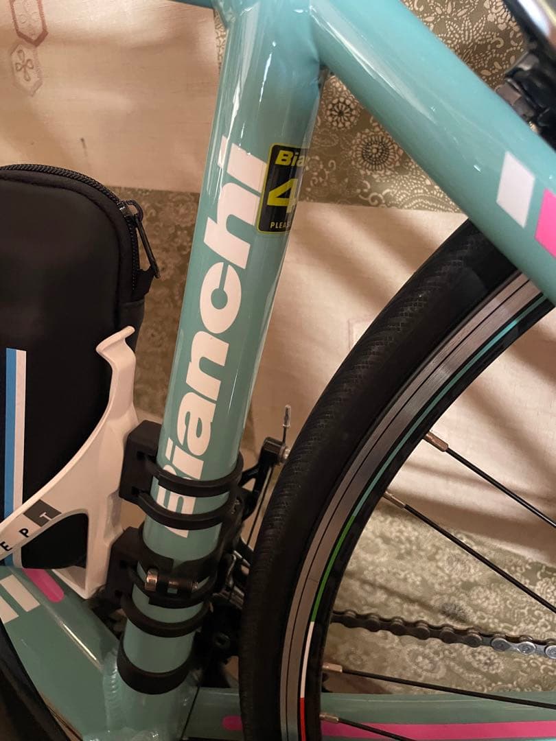 美車　ビアンキ(レディースモデル)ロードバイク　軽くて　女性片手持てる軽さ