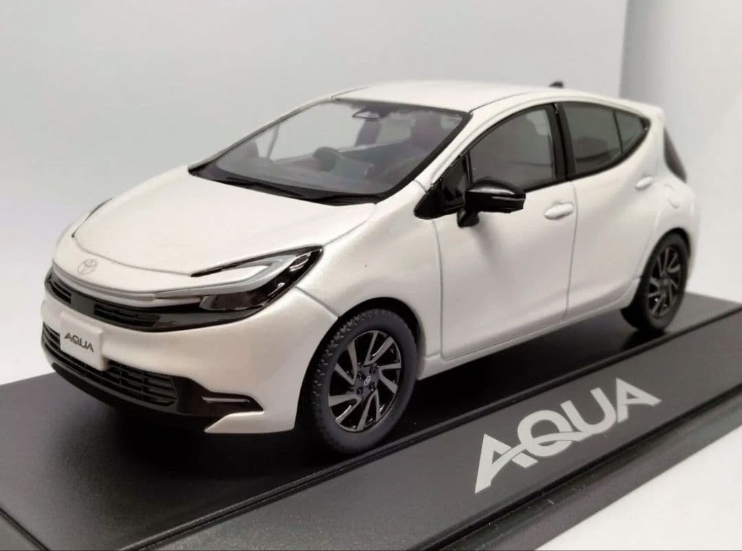 トヨタ アクア ミニカー カラーサンプル プラチナホワイトパール AQUA 後期